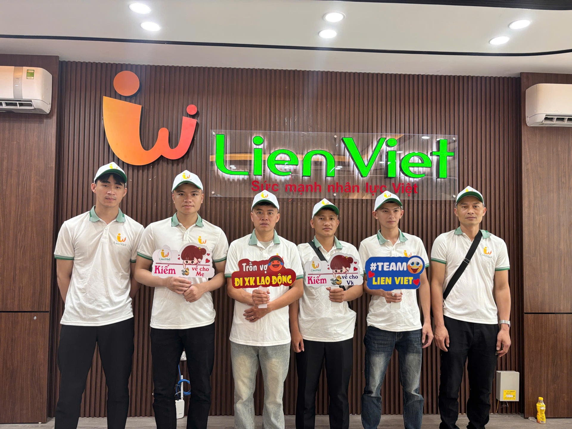 CHÚC MỪNG CÁC BẠN ĐƠN VISA ĐÔ THỊ TỈNH GYEONGSANGNAM- DO ĐÃ TỚI HÀN QUỐC AN TOÀN.  CHÚC CÁC EM CỐ GẮNG VÀ THÀNH CÔNG TRÊN ĐẤT BẠN!